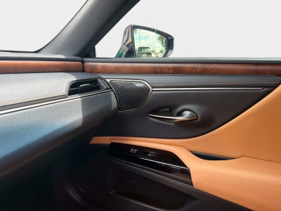 2022 Lexus ES 300h Ultra Luxury