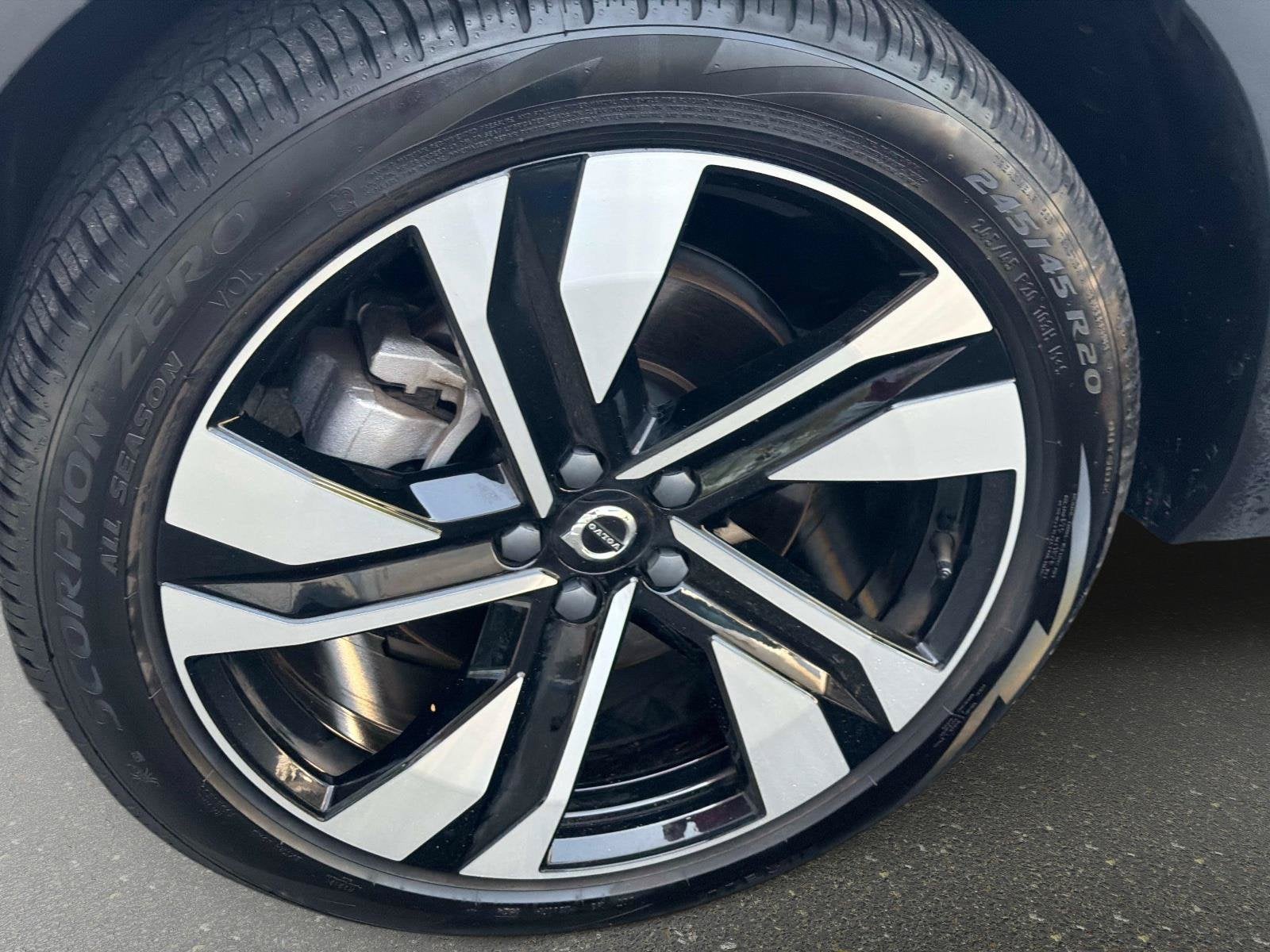 2025 Volvo XC40 B5 Plus Dark Theme