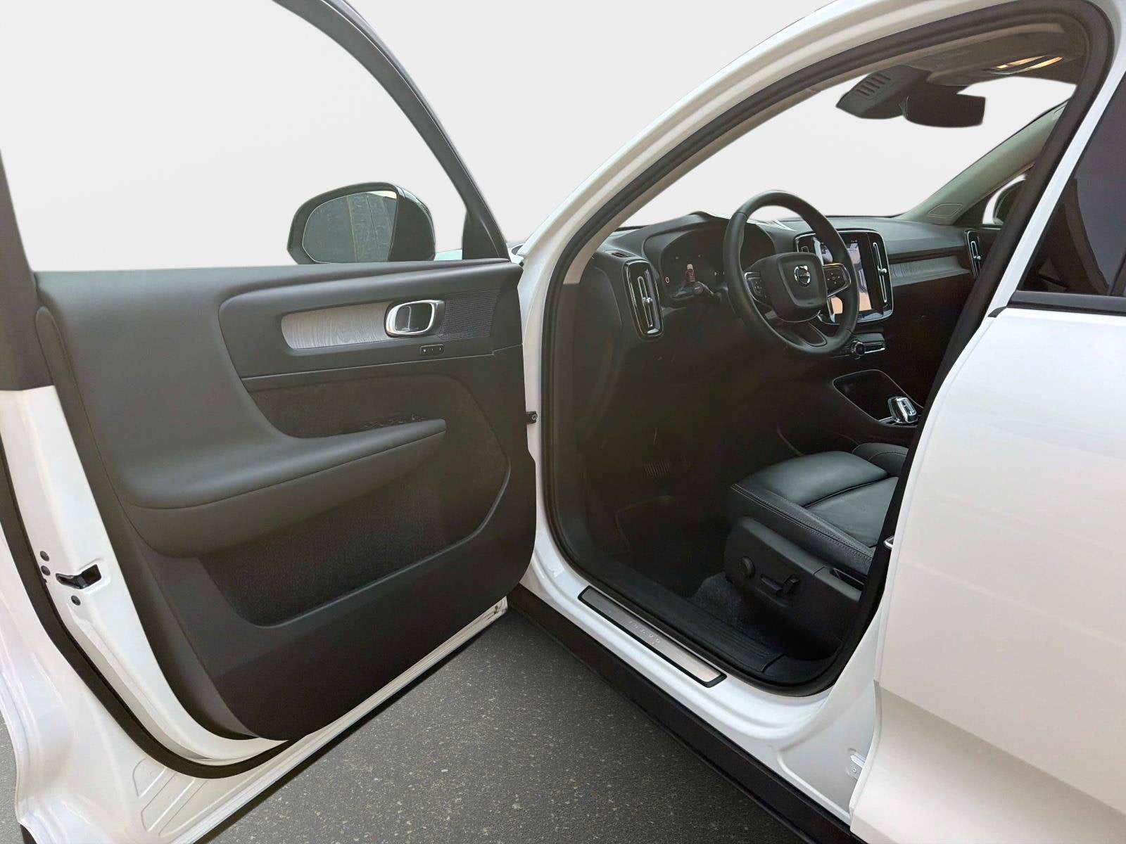 2025 Volvo XC40 B5 Plus Dark Theme