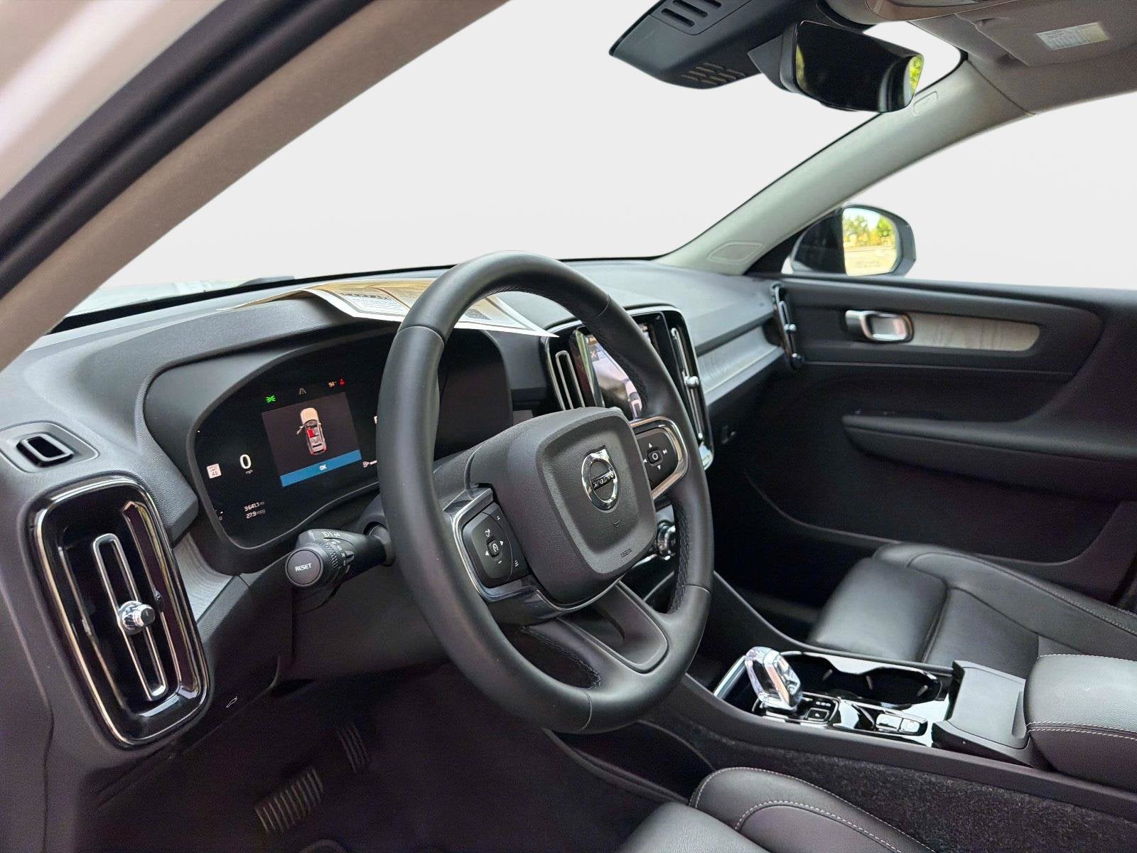 2025 Volvo XC40 B5 Plus Dark Theme