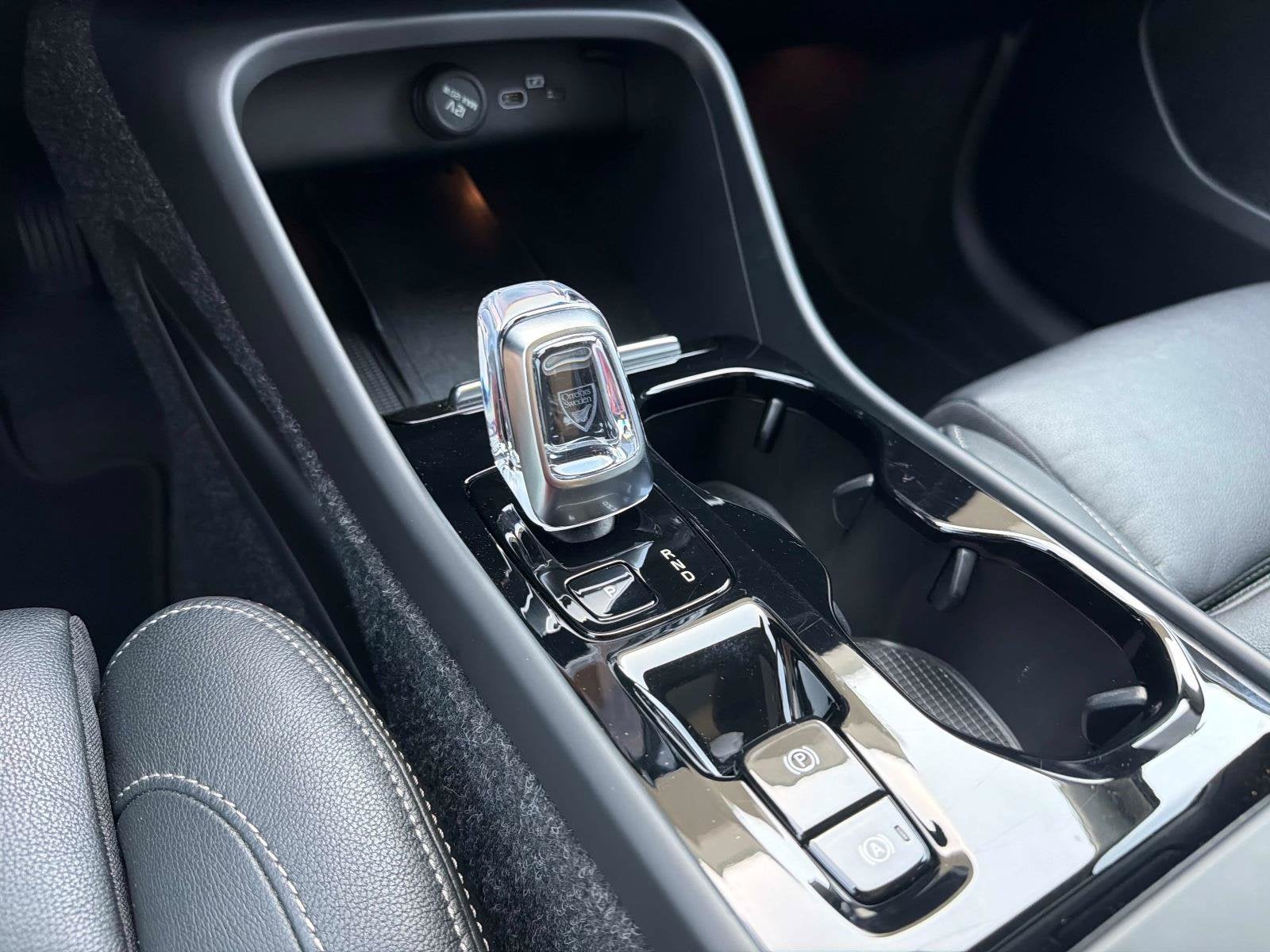 2025 Volvo XC40 B5 Plus Dark Theme
