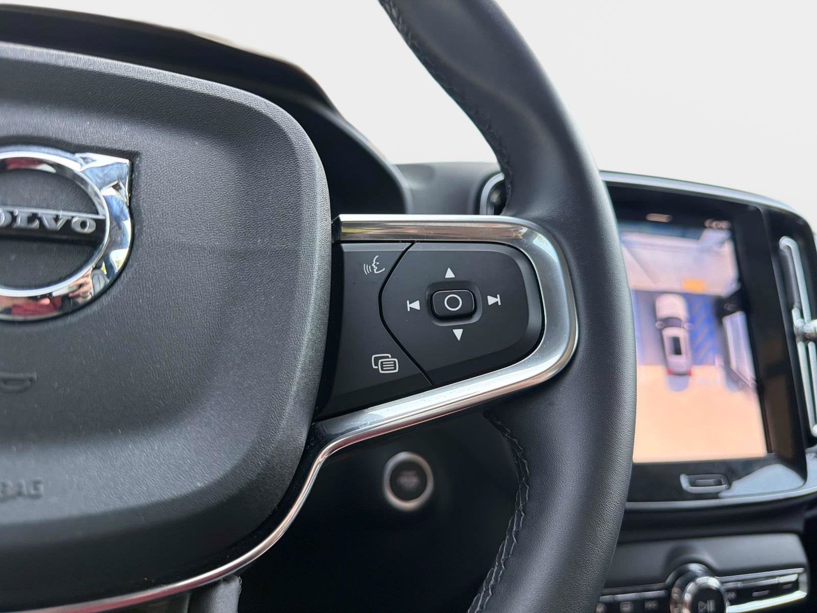 2025 Volvo XC40 B5 Plus Dark Theme