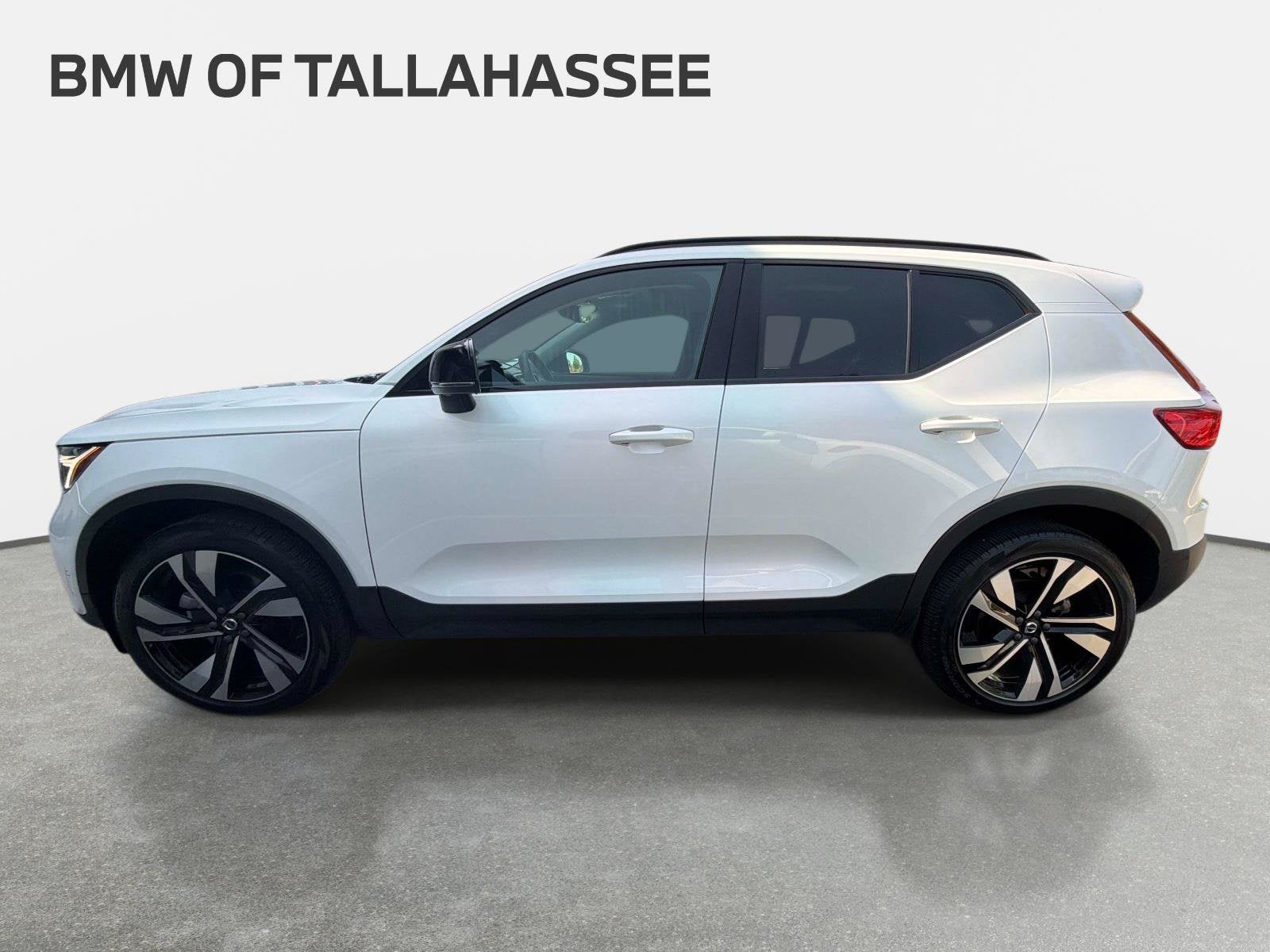 2025 Volvo XC40 B5 Plus Dark Theme