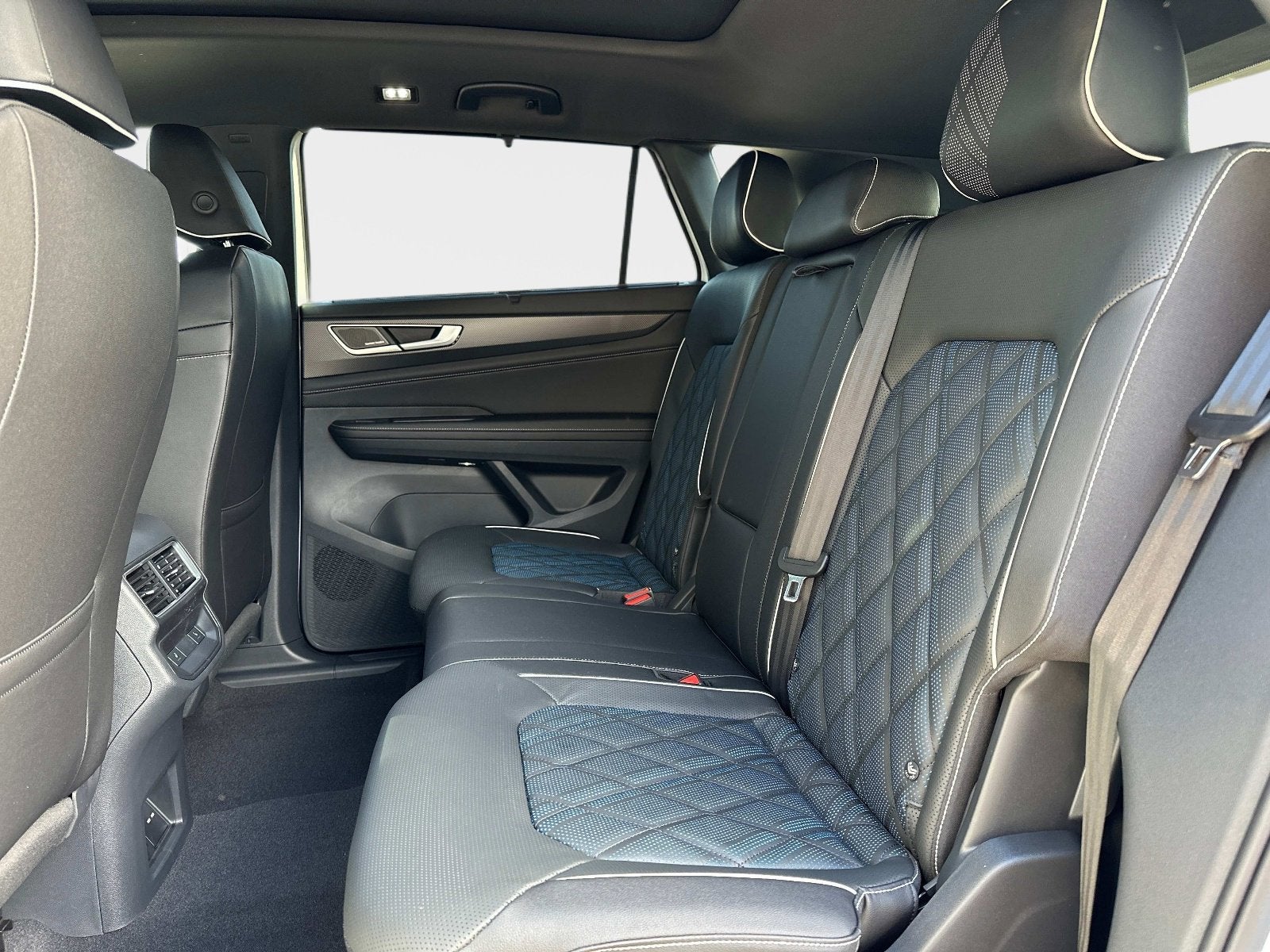 2025 Volkswagen Atlas Cross Sport 2.0T SEL Premium R-Line