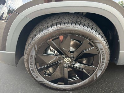 2026 Volkswagen Taos SE Black