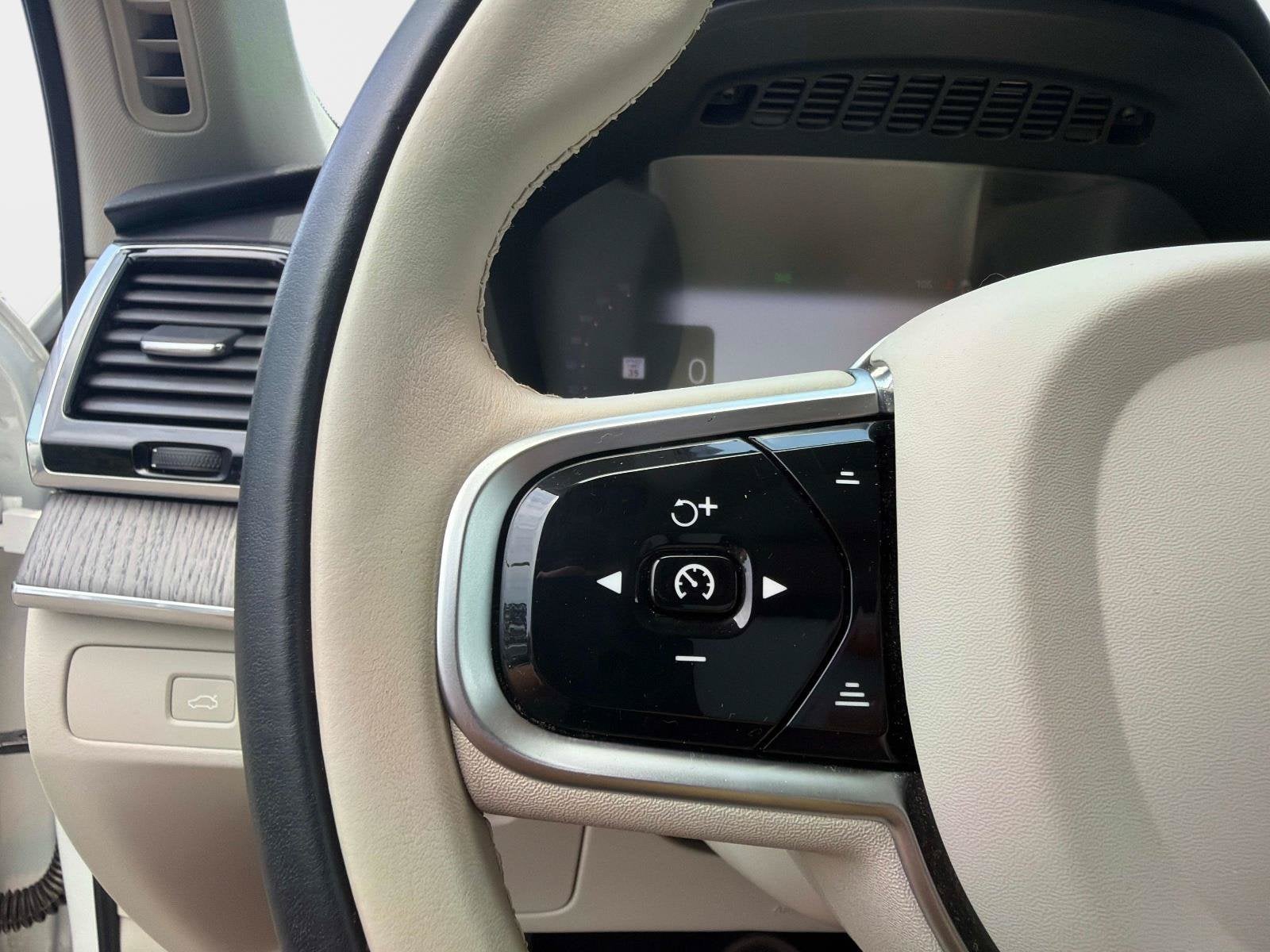 2023 Volvo XC90 Plus