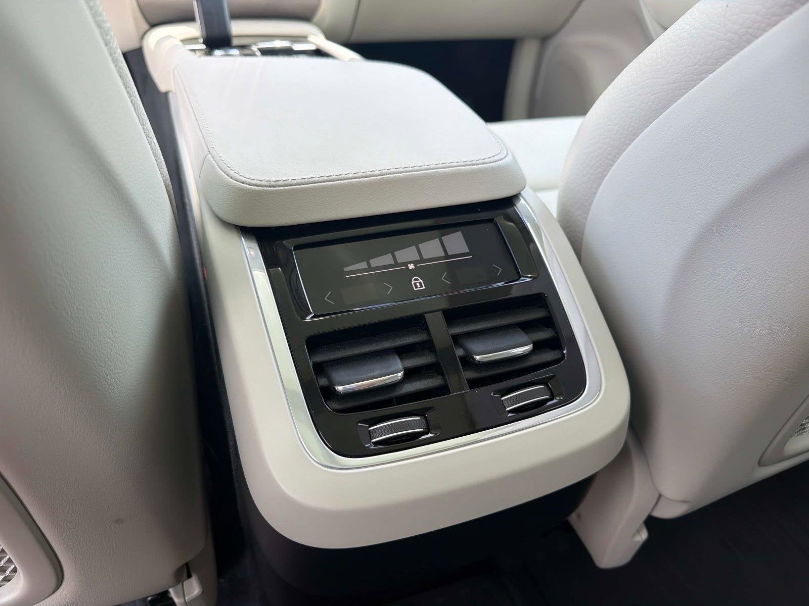 2025 Volvo XC90 Core
