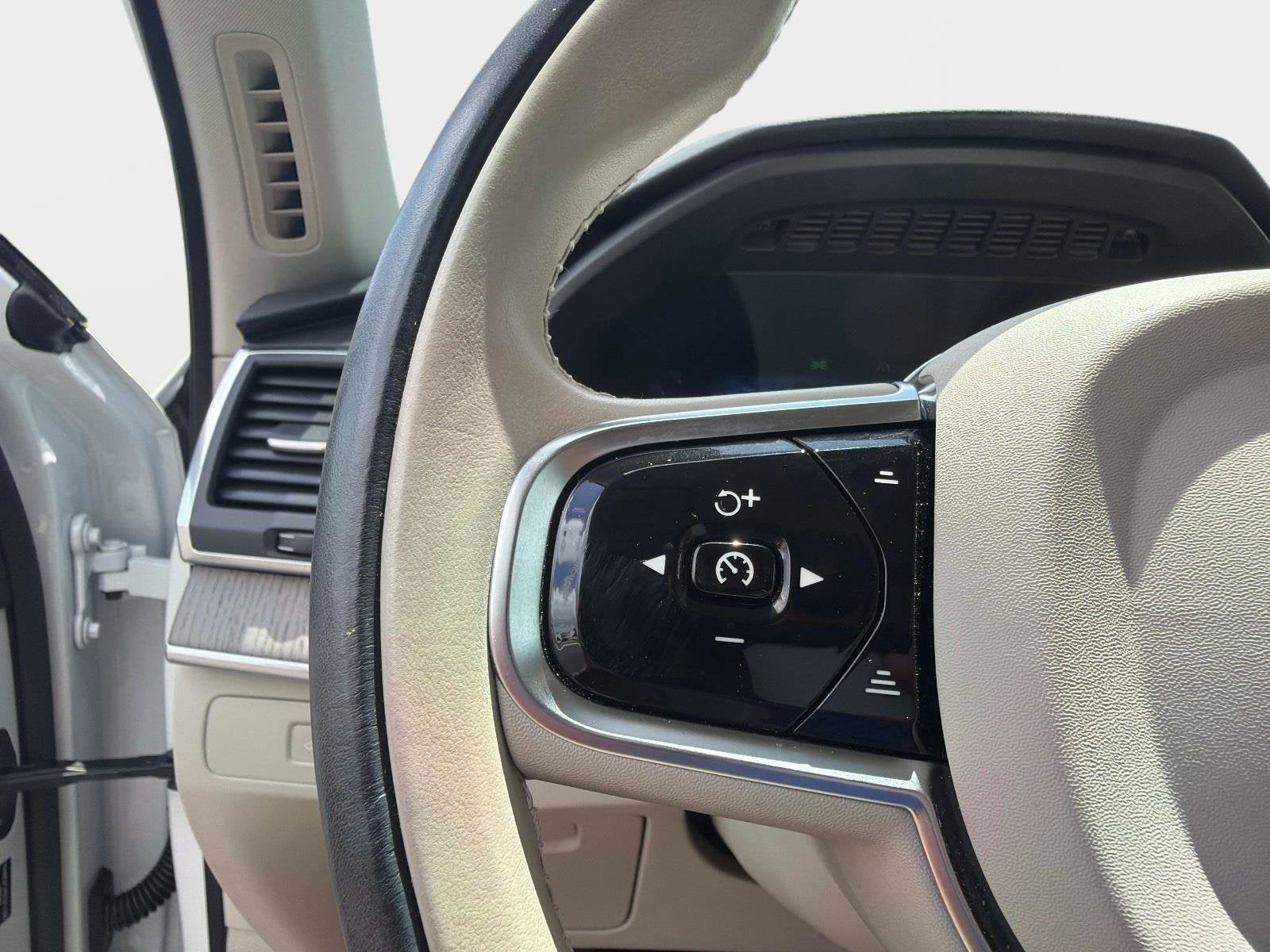 2025 Volvo XC90 Core