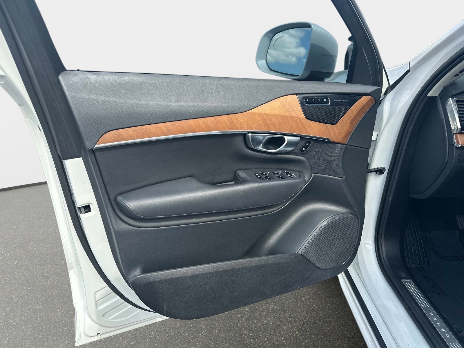 2023 Volvo XC90 Plus