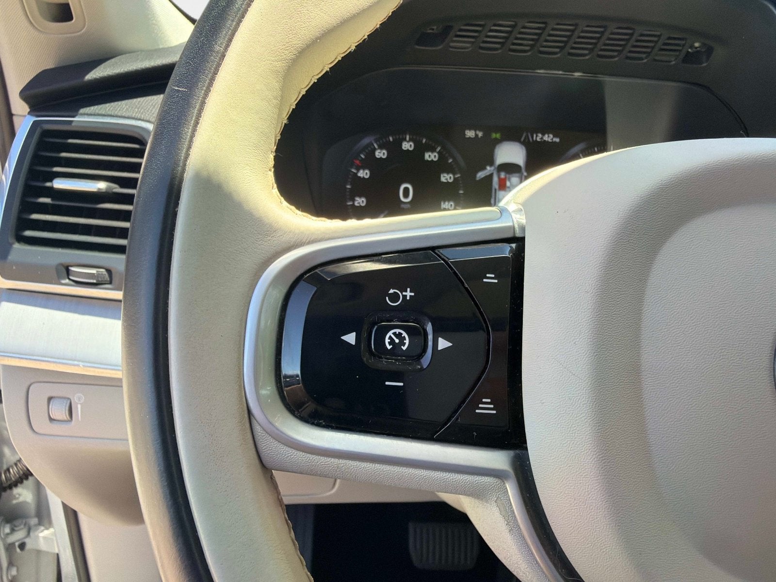 2021 Volvo XC90 Momentum