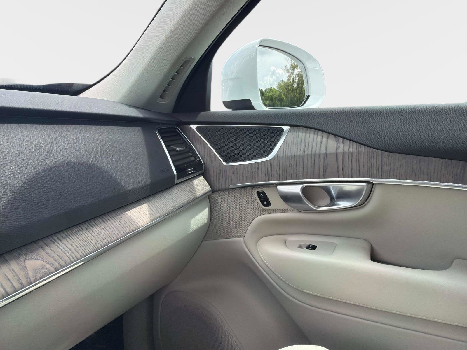2024 Volvo XC90 Recharge Plug-In Hybrid Plus Bright Theme