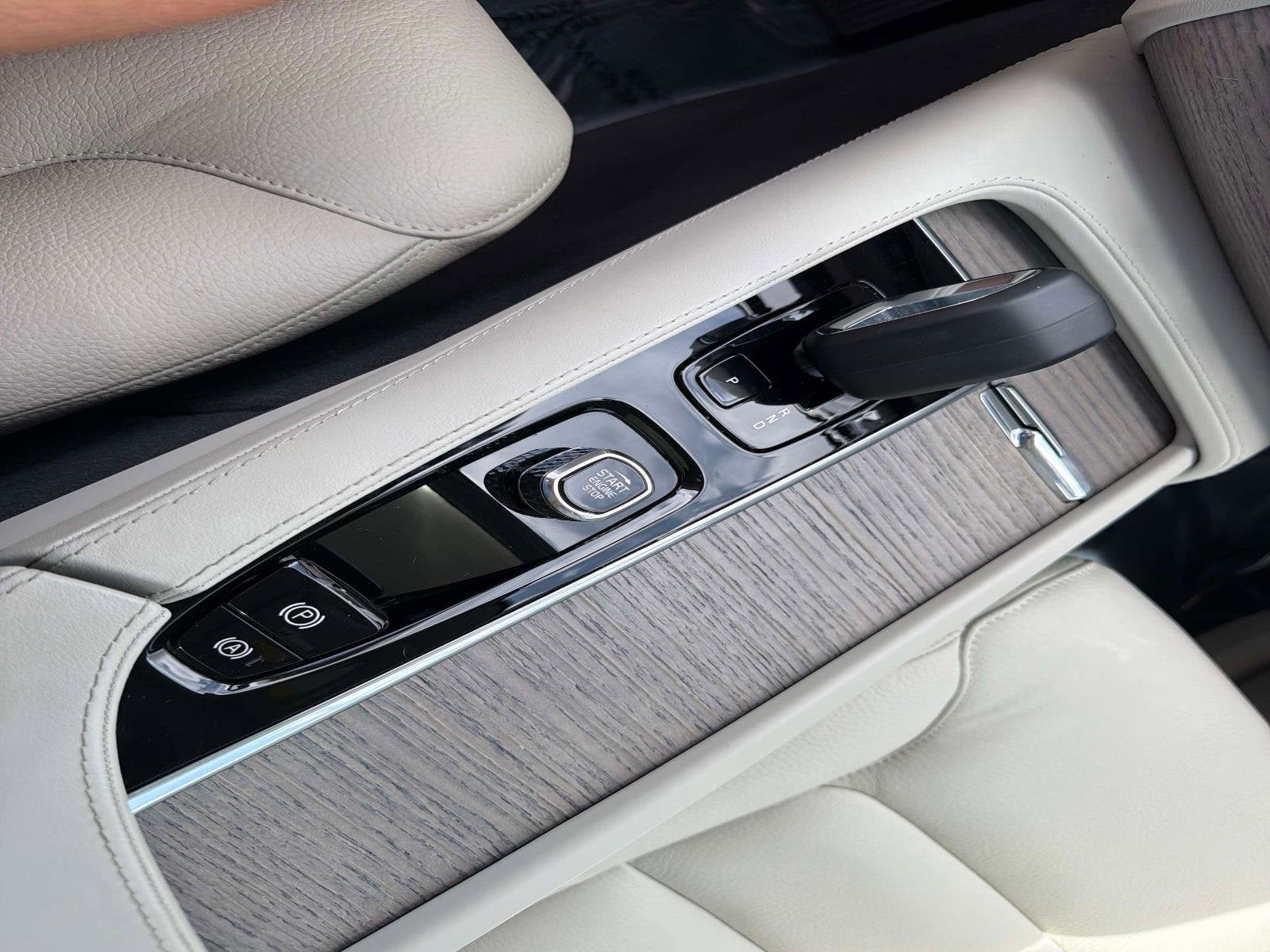 2024 Volvo XC90 Recharge Plug-In Hybrid Plus Bright Theme