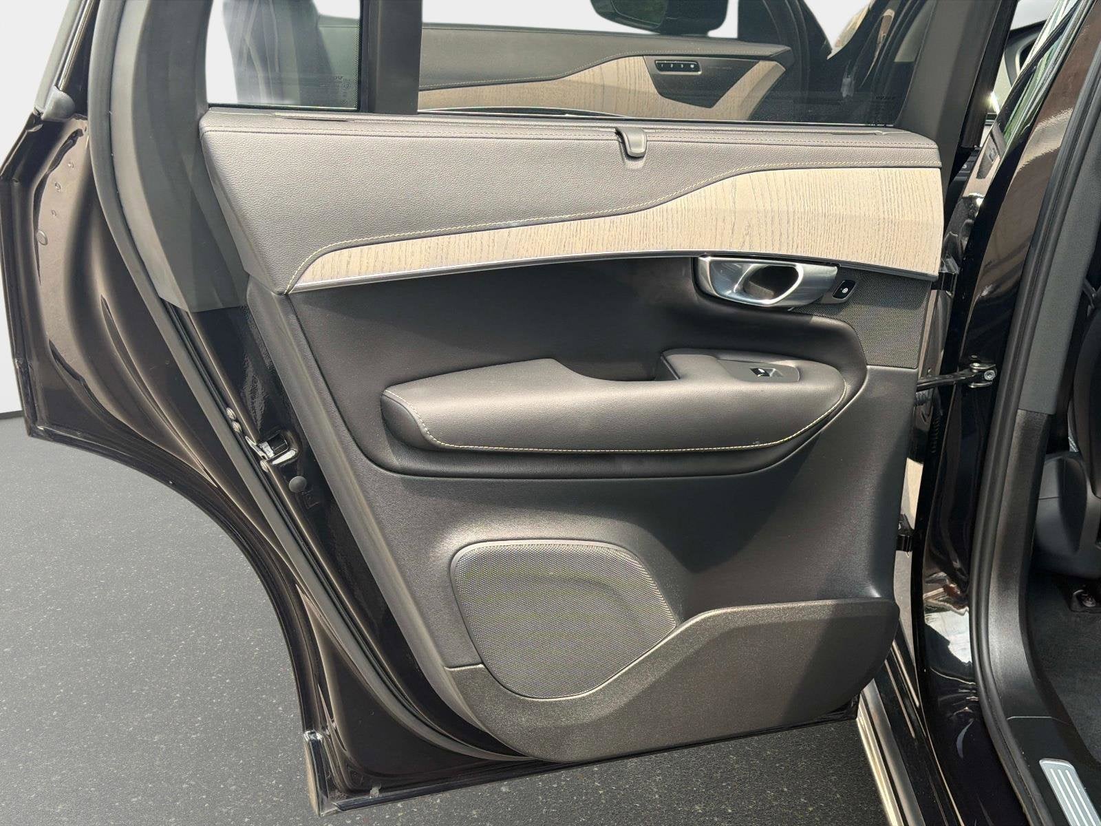 2024 Volvo XC90 Recharge Plug-In Hybrid Ultimate Bright Theme