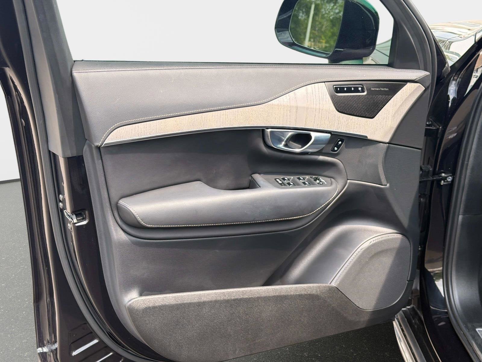 2024 Volvo XC90 Recharge Plug-In Hybrid Ultimate Bright Theme