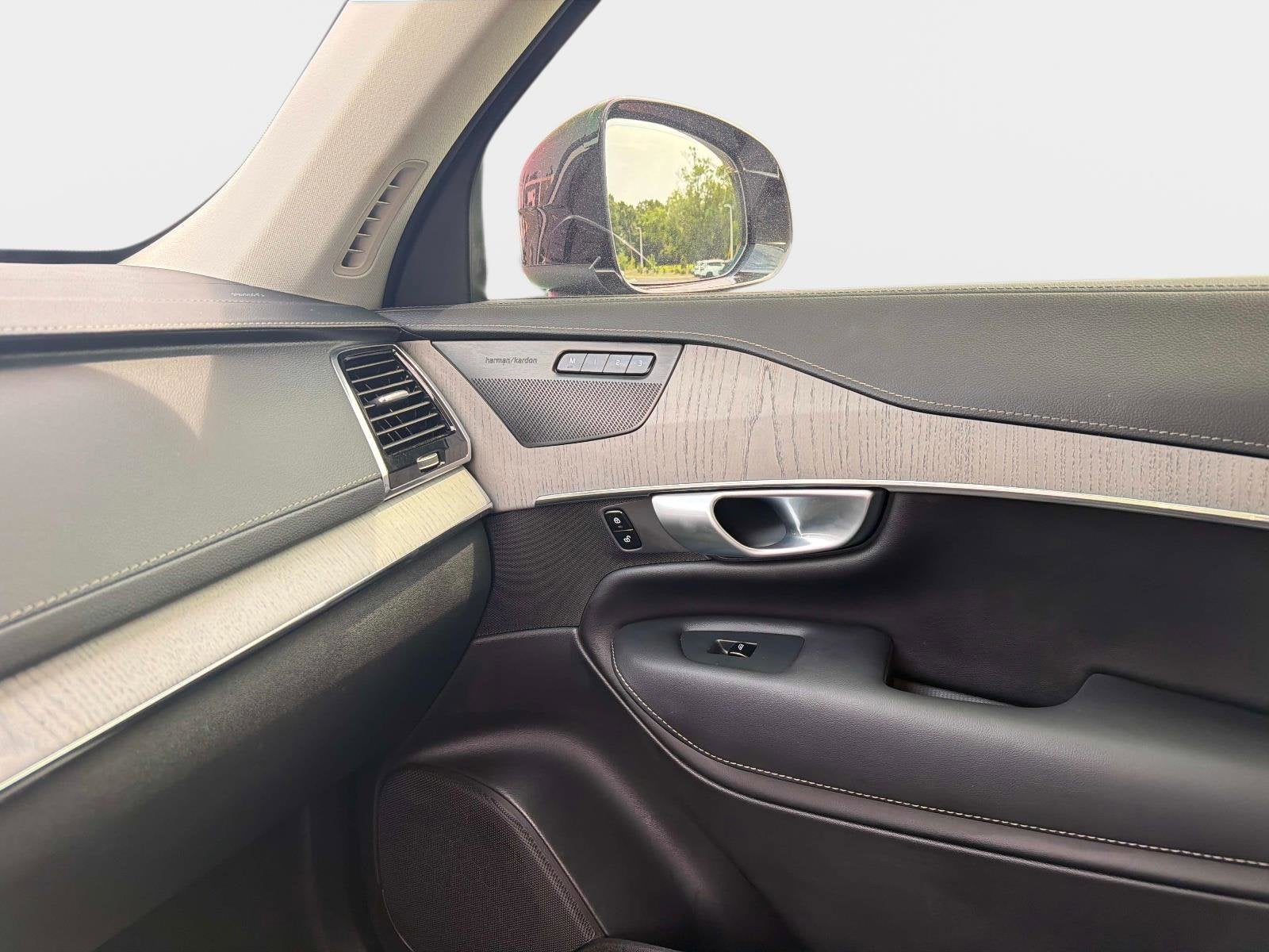 2024 Volvo XC90 Recharge Plug-In Hybrid Ultimate Bright Theme
