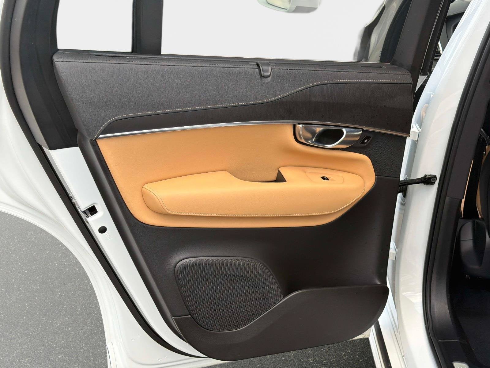 2024 Volvo XC90 Recharge Plug-In Hybrid Ultimate Bright Theme