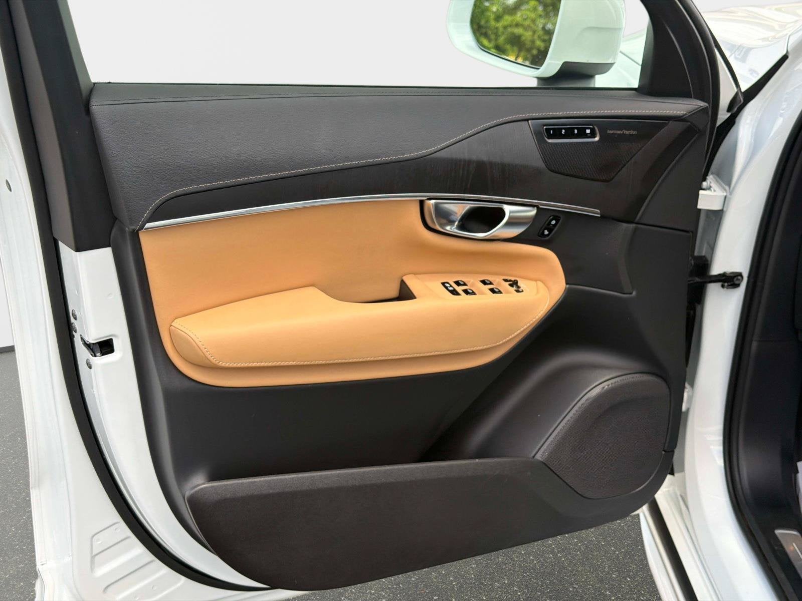 2024 Volvo XC90 Recharge Plug-In Hybrid Ultimate Bright Theme