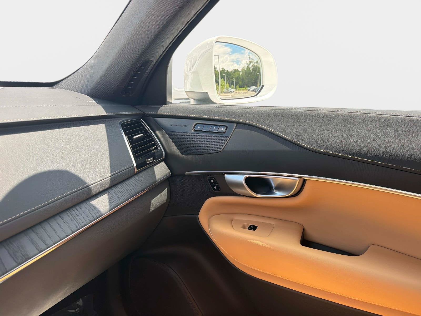2024 Volvo XC90 Recharge Plug-In Hybrid Ultimate Bright Theme