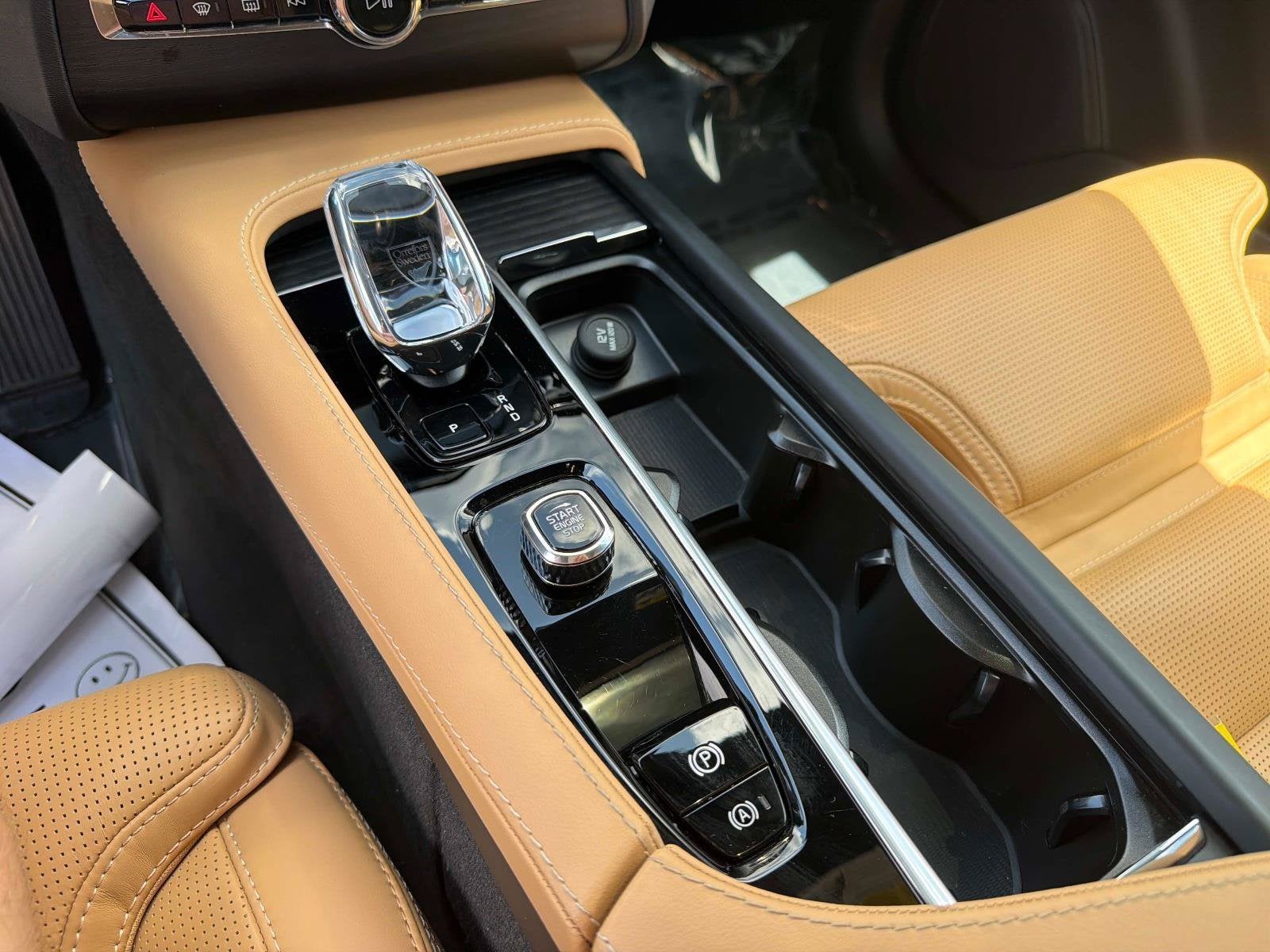 2024 Volvo XC90 Recharge Plug-In Hybrid Ultimate Bright Theme