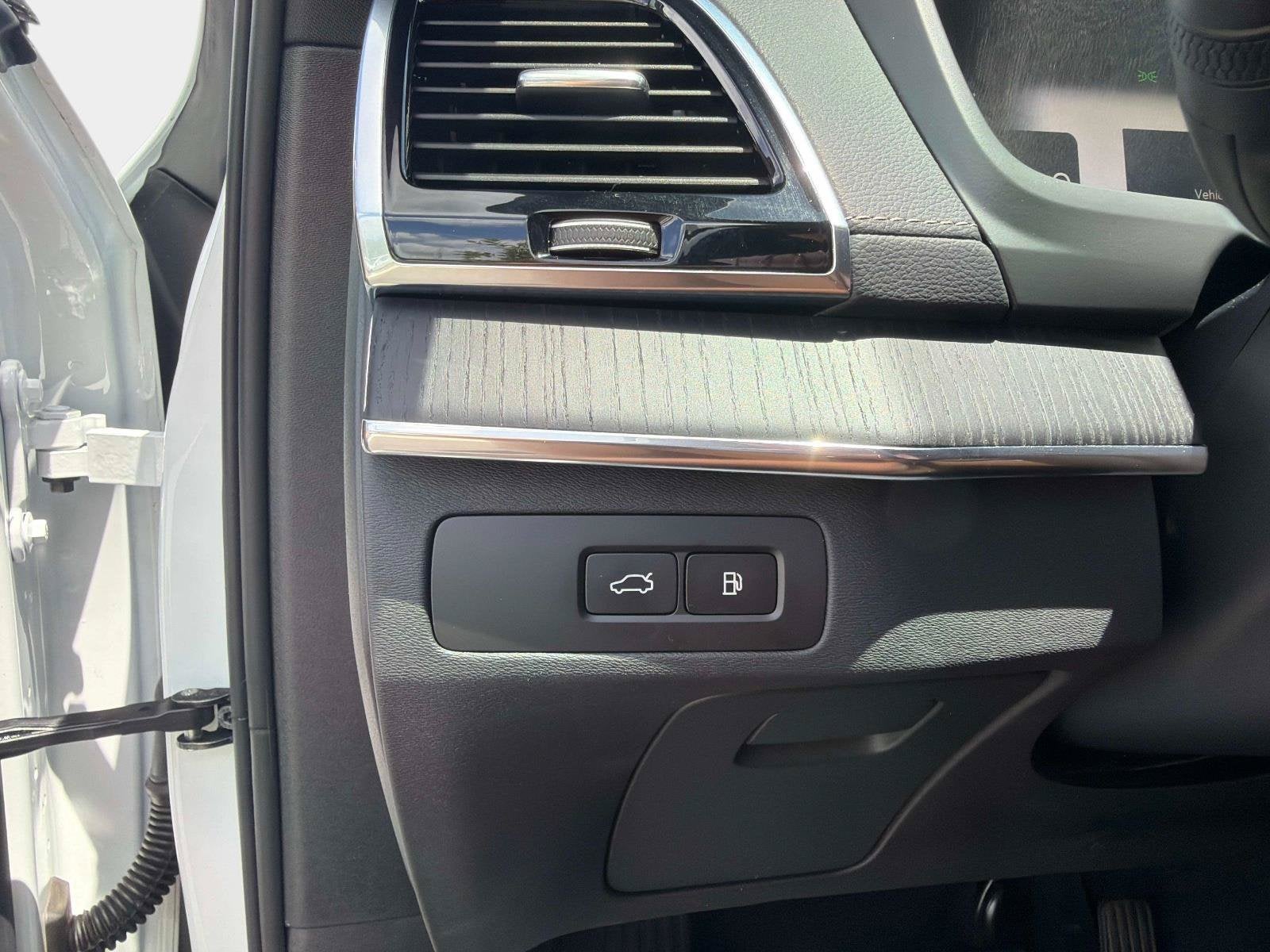 2024 Volvo XC90 Recharge Plug-In Hybrid Ultimate Bright Theme