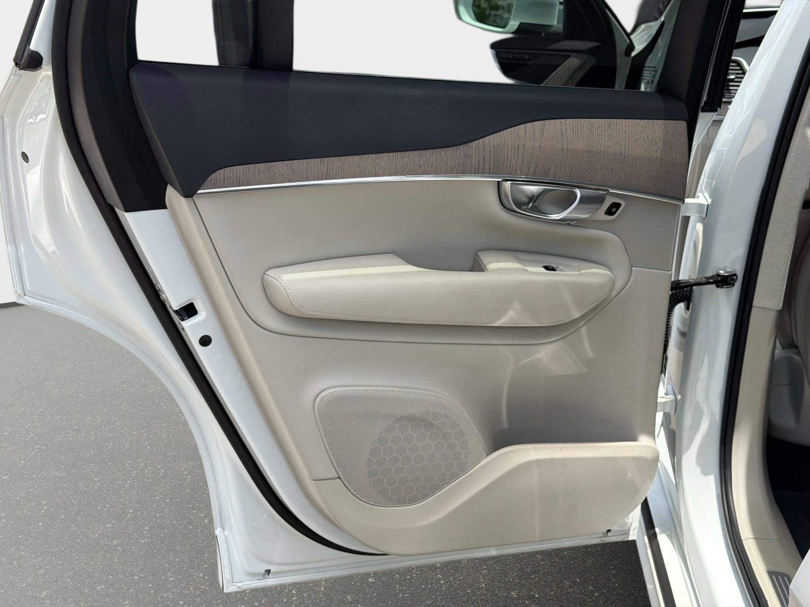2024 Volvo XC90 Recharge Plug-In Hybrid Core Bright Theme
