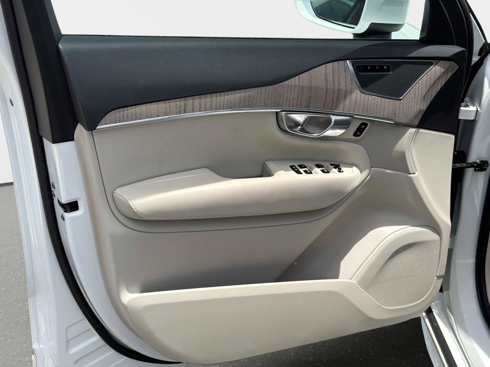 2024 Volvo XC90 Recharge Plug-In Hybrid Core Bright Theme