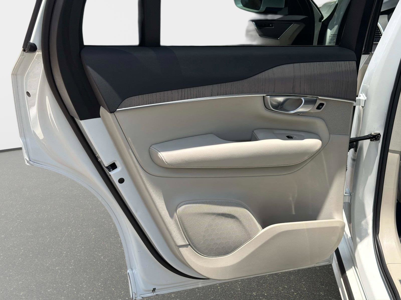2024 Volvo XC90 Recharge Plug-In Hybrid Core Bright Theme