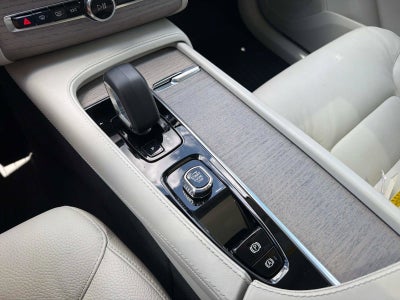 2024 Volvo XC90 Recharge Plug-In Hybrid Core Bright Theme