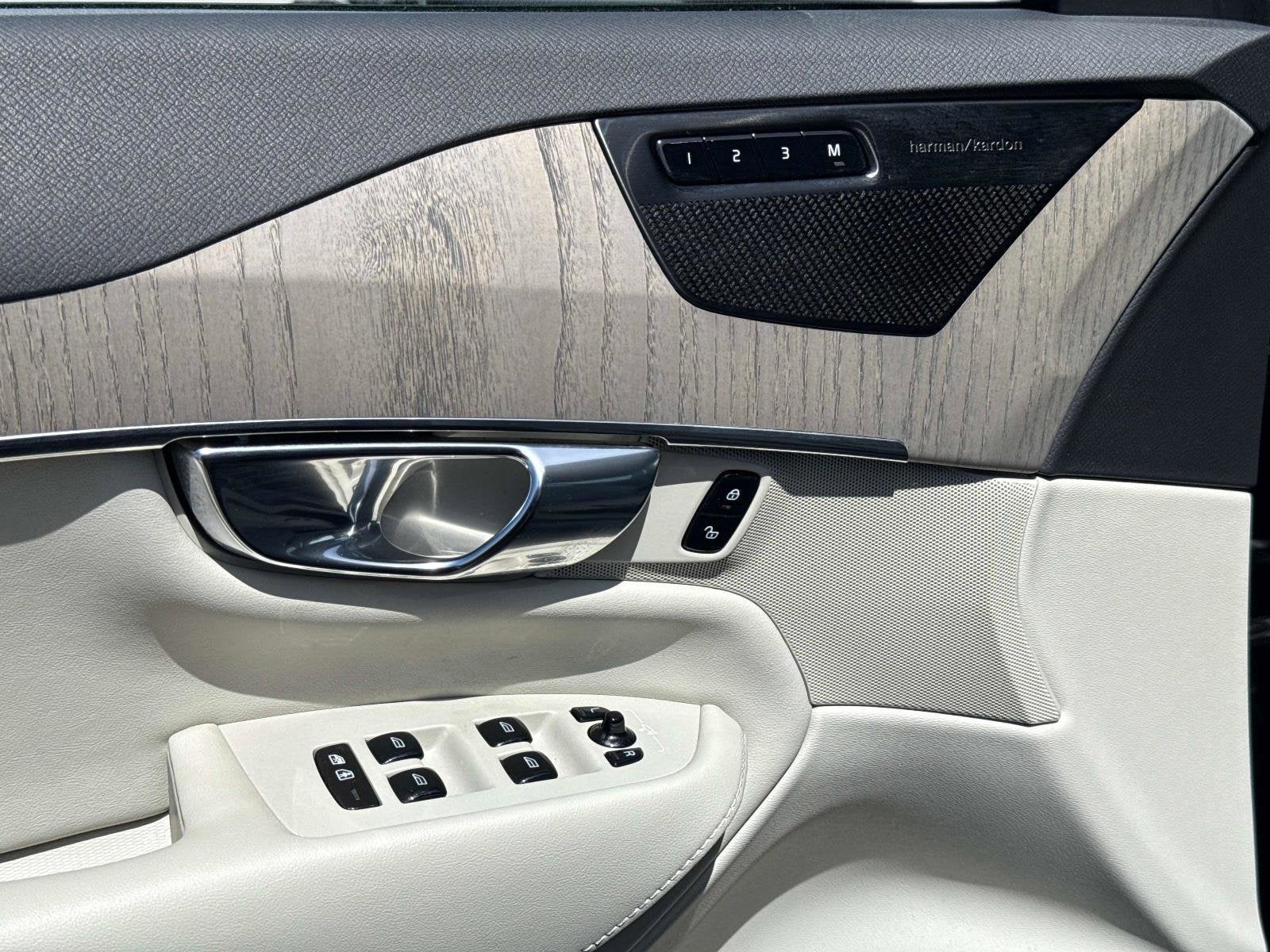 2025 Volvo XC90 Plug-In Hybrid Plus