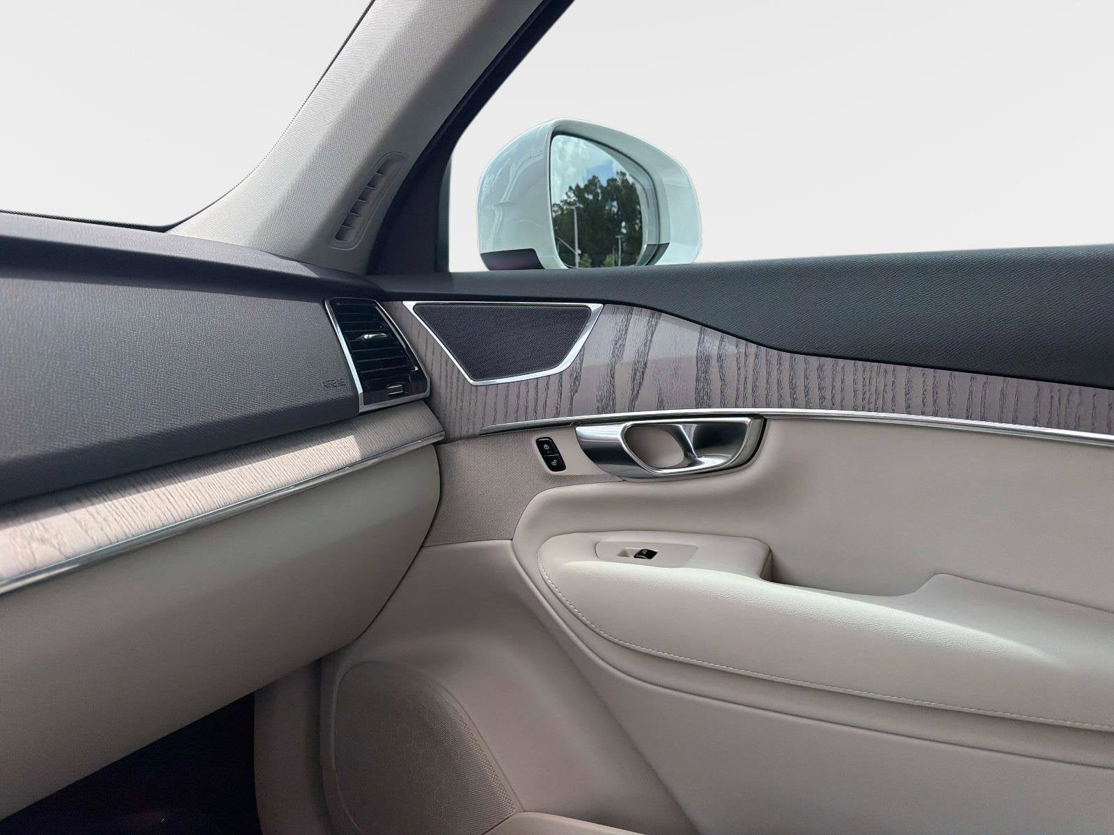 2025 Volvo XC90 Plug-In Hybrid Plus