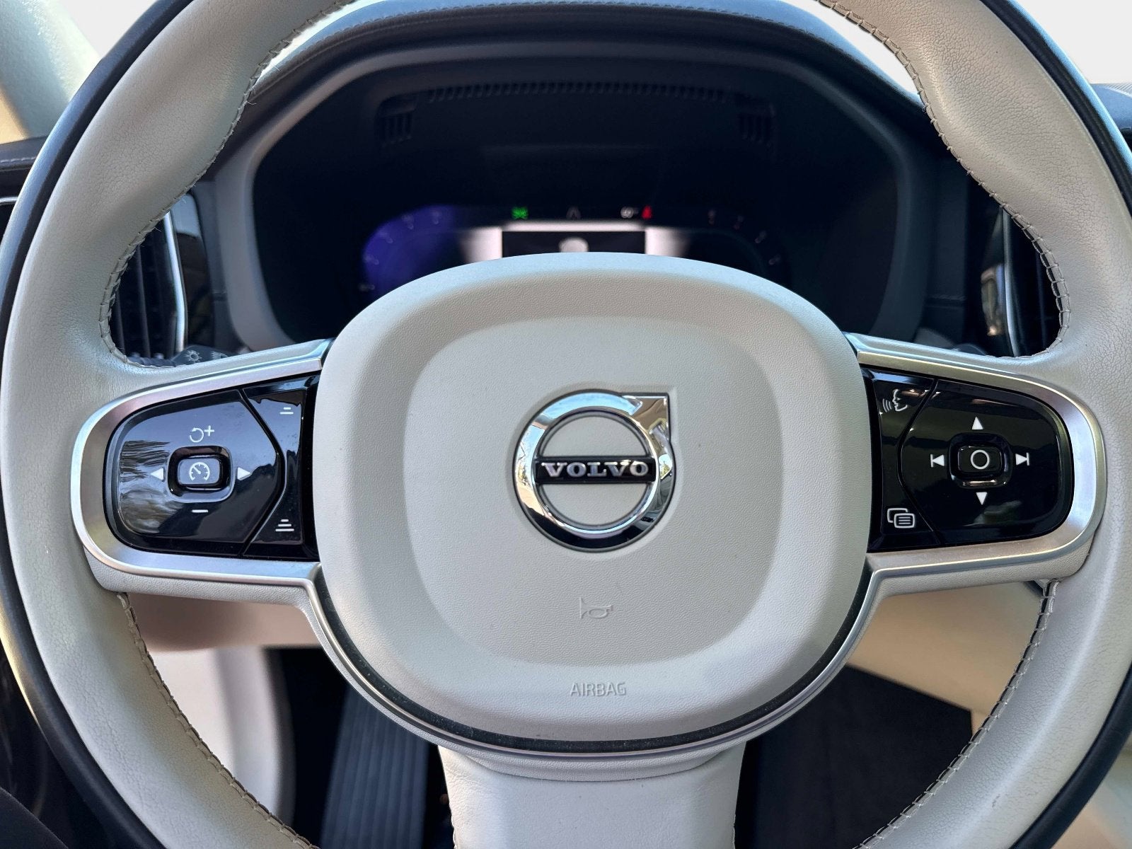 2023 Volvo XC60 Ultimate Bright Theme