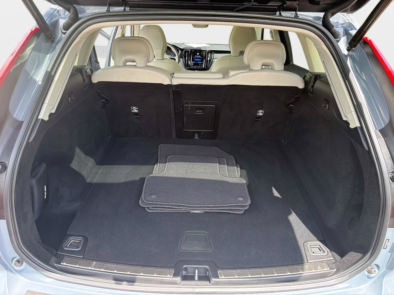 2023 Volvo XC60 Plus Dark Theme