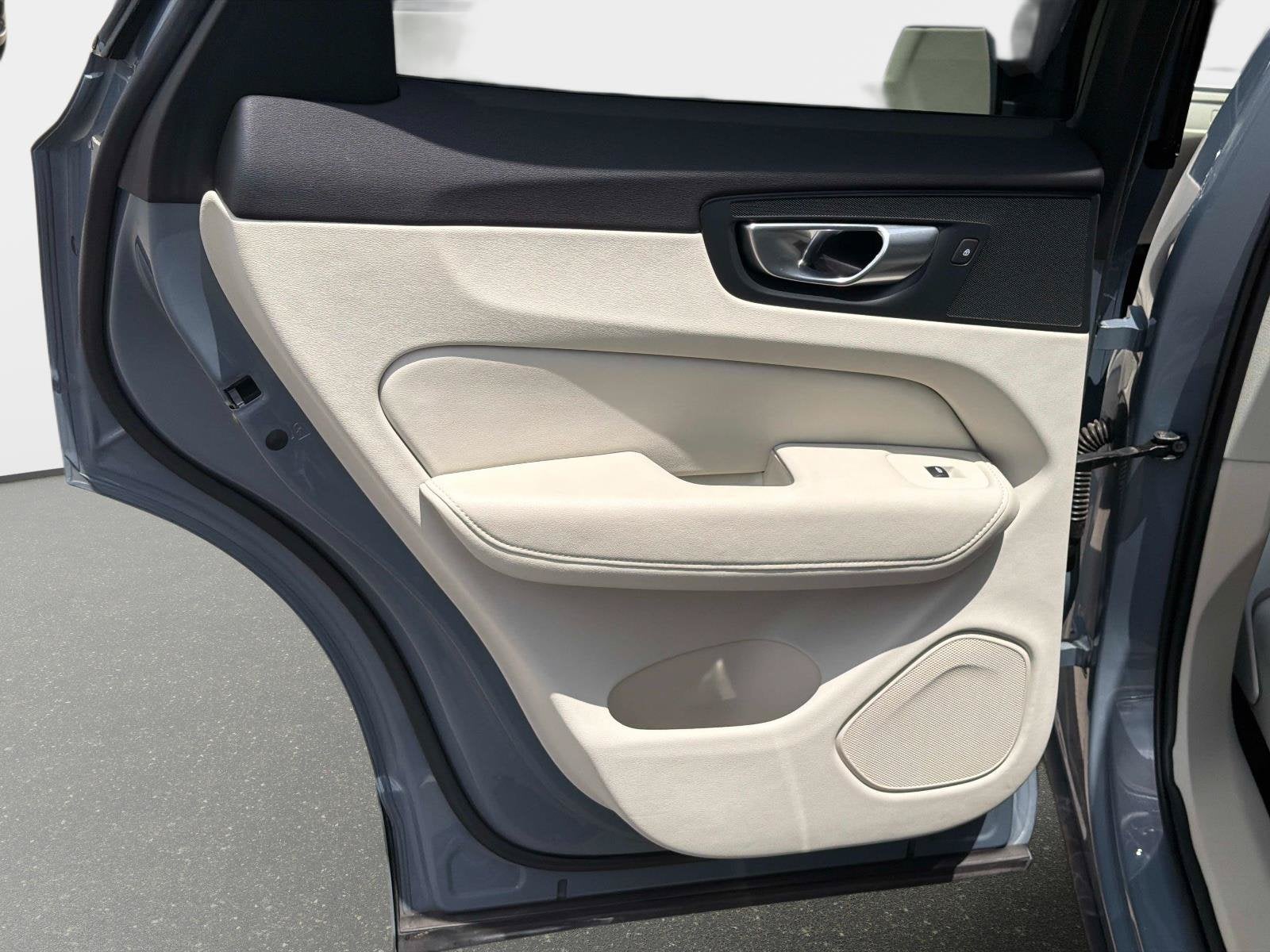 2023 Volvo XC60 Plus Dark Theme