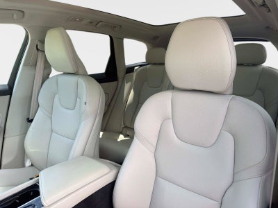 2023 Volvo XC60 Plus Dark Theme