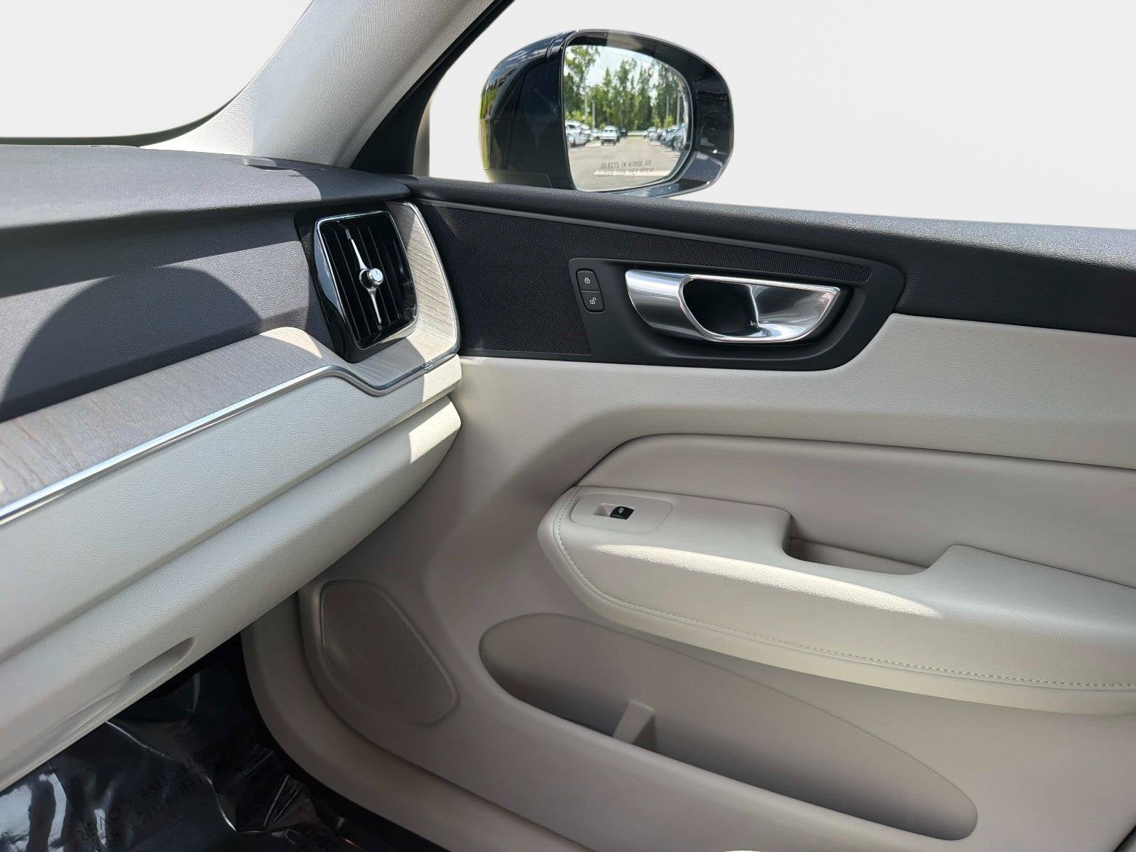 2023 Volvo XC60 Plus Dark Theme