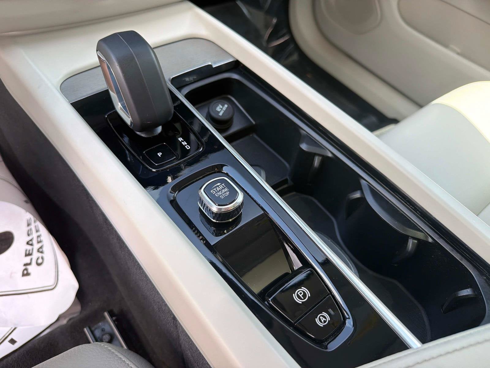 2023 Volvo XC60 Plus Dark Theme