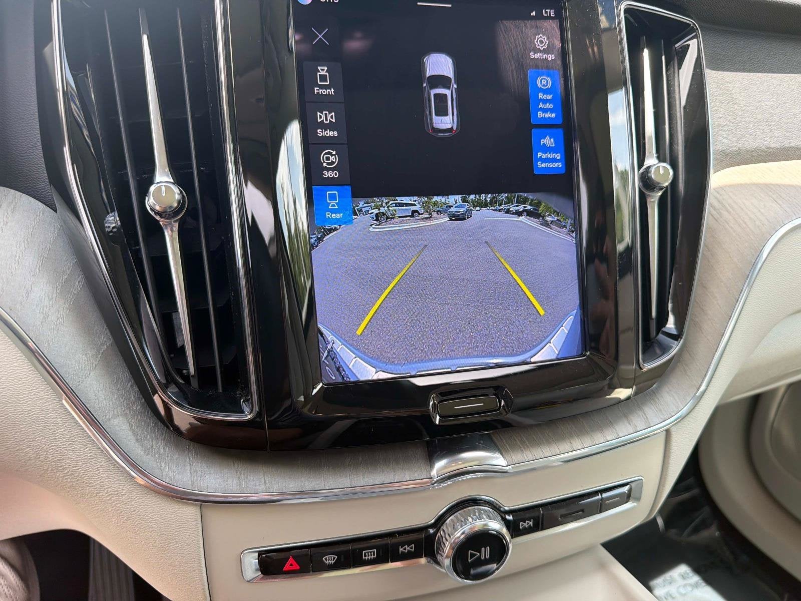 2023 Volvo XC60 Plus Dark Theme