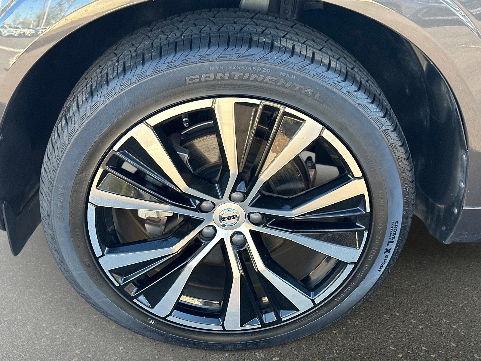 2023 Volvo XC60 Plus Dark Theme