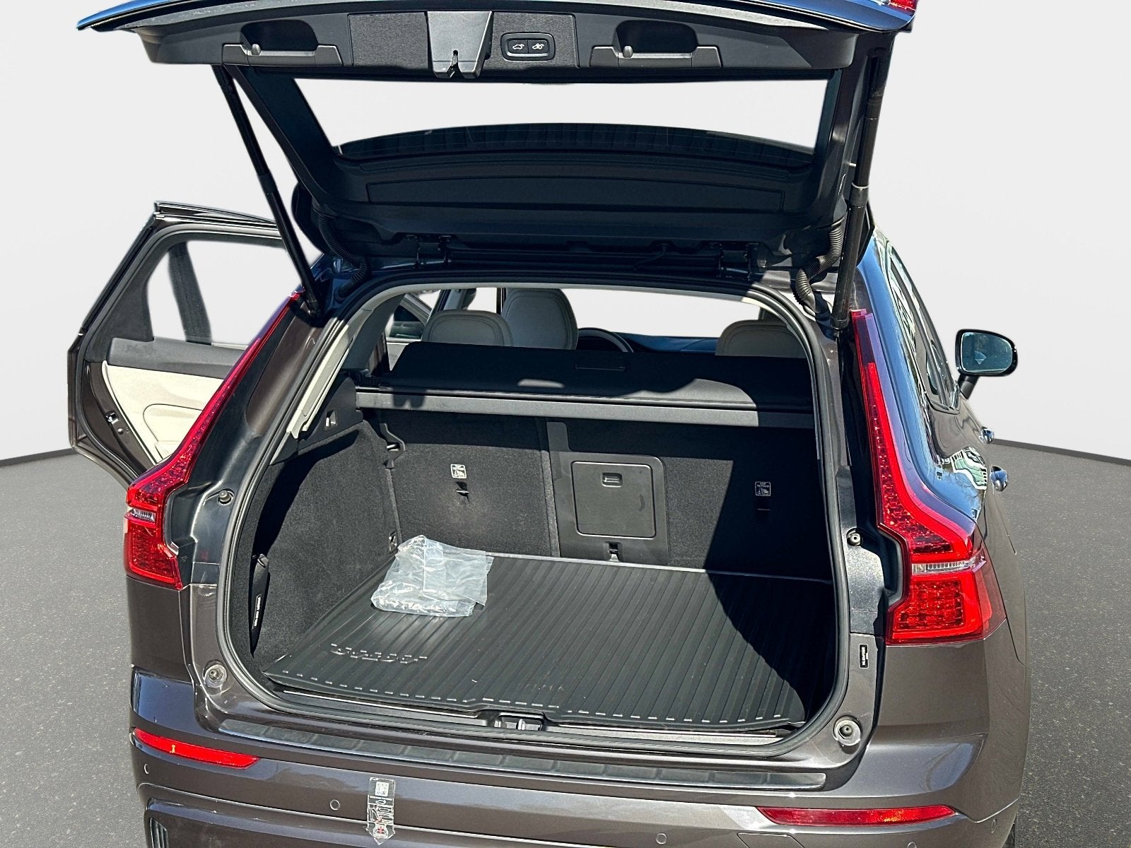 2023 Volvo XC60 Plus Dark Theme