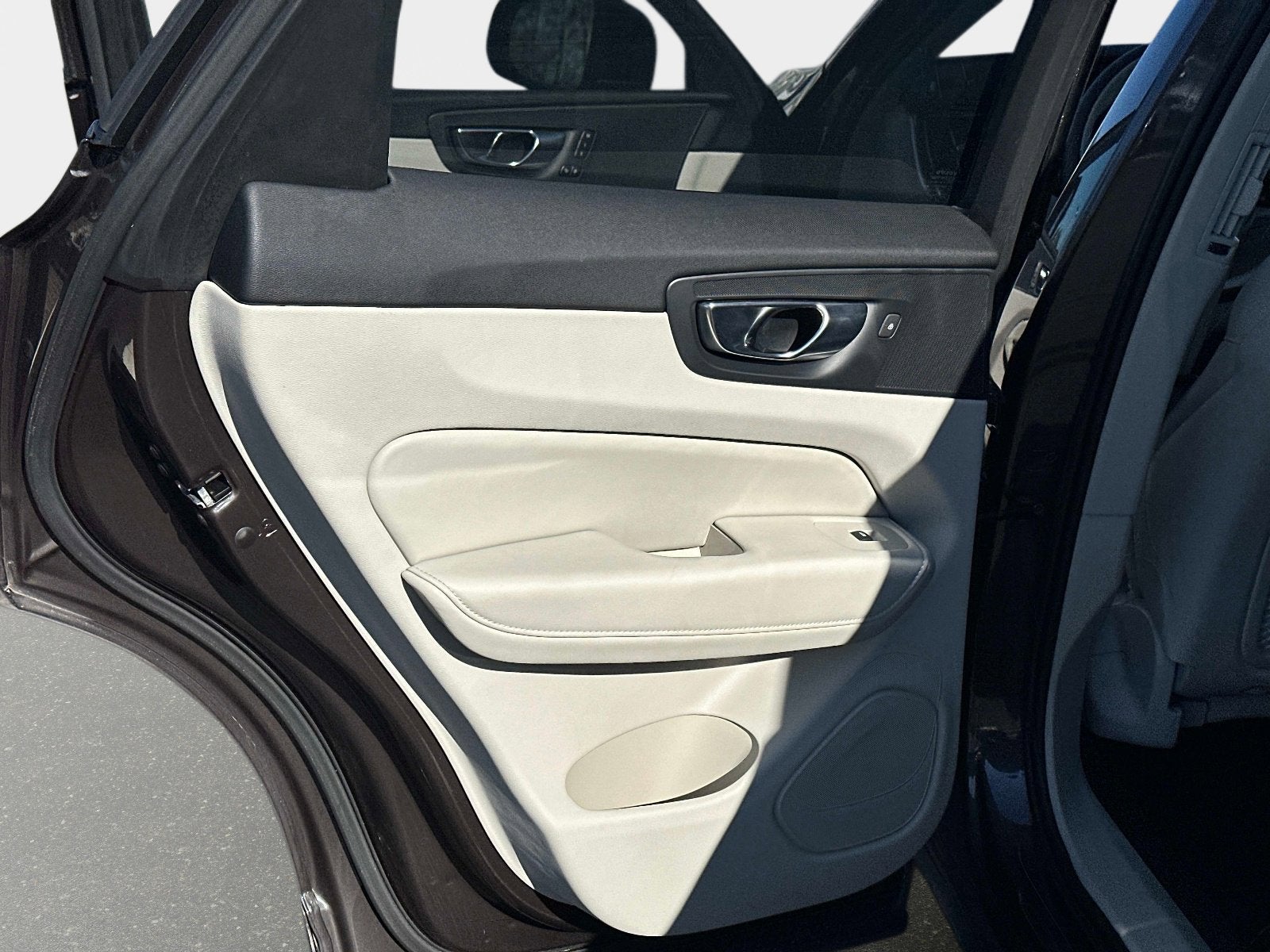 2023 Volvo XC60 Plus Dark Theme