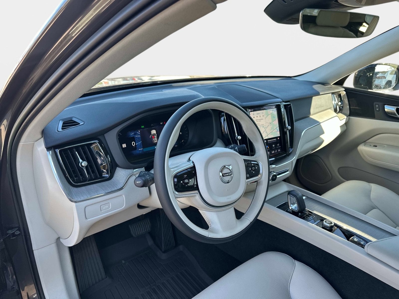 2023 Volvo XC60 Plus Dark Theme