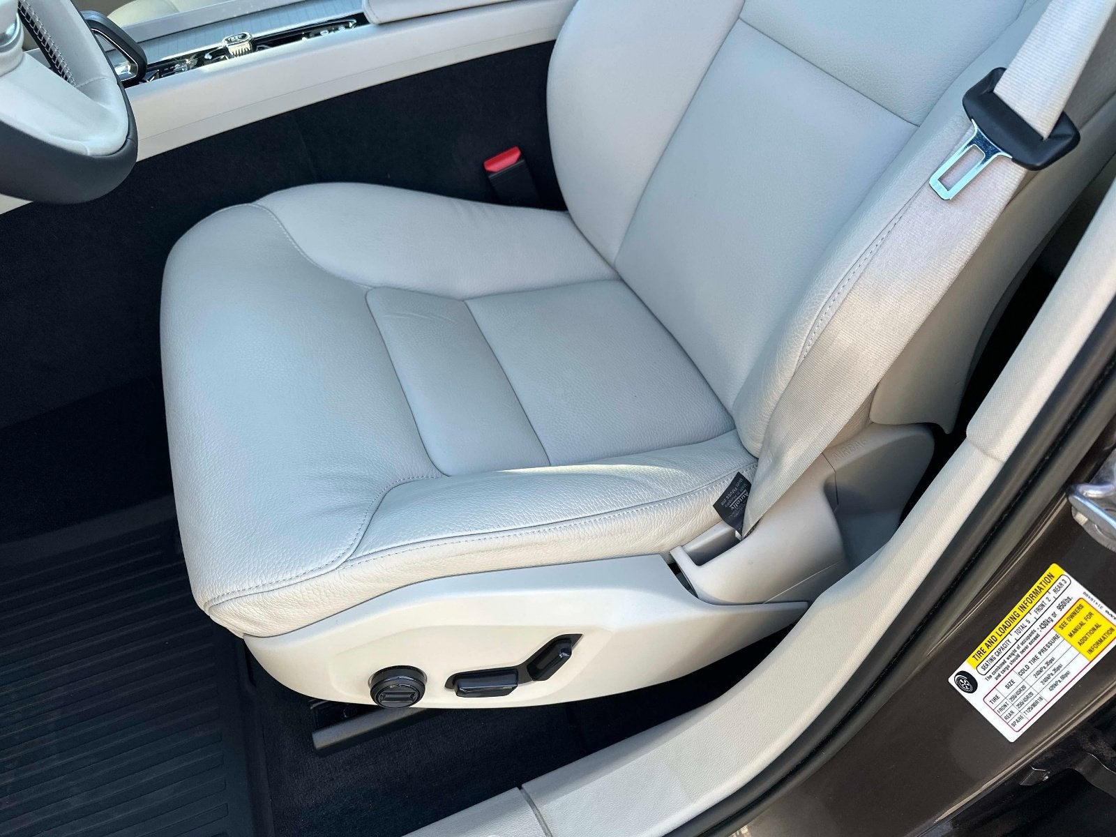 2023 Volvo XC60 Plus Dark Theme