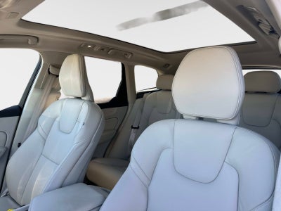 2023 Volvo XC60 Plus Dark Theme