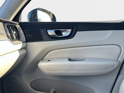 2023 Volvo XC60 Plus Dark Theme