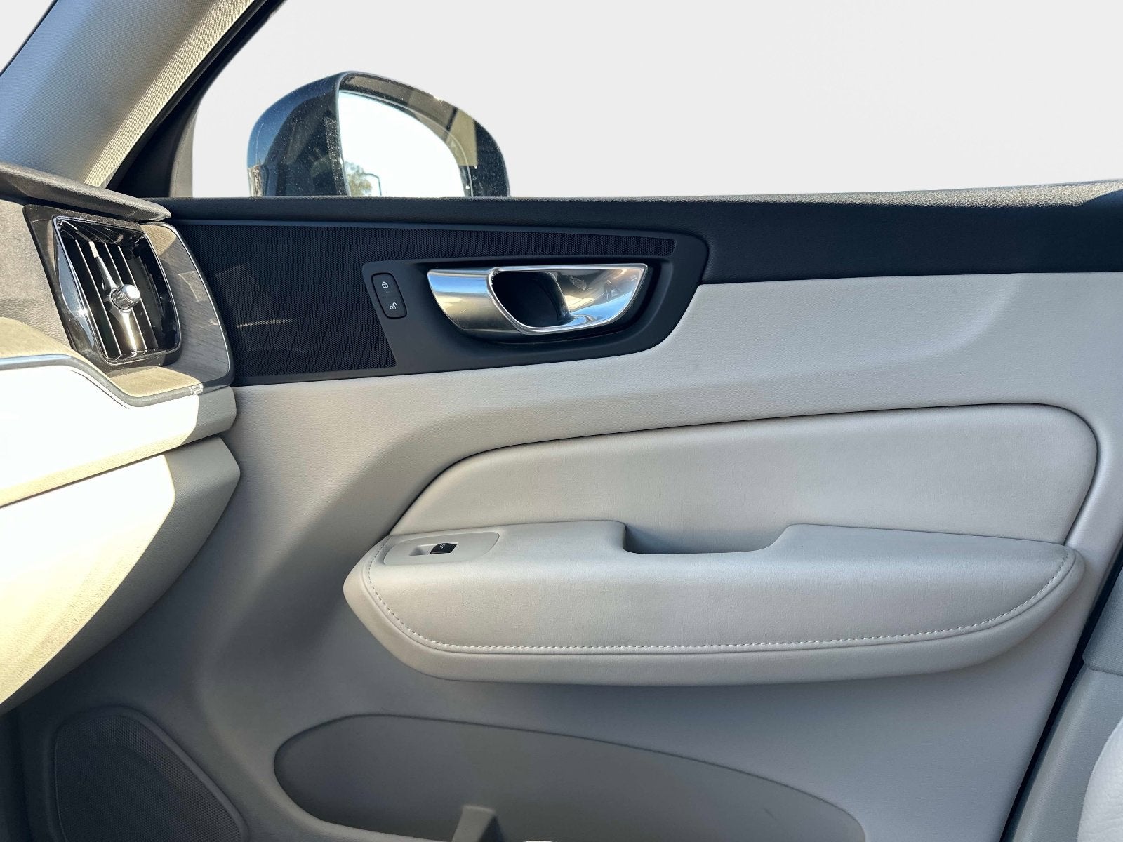 2023 Volvo XC60 Plus Dark Theme