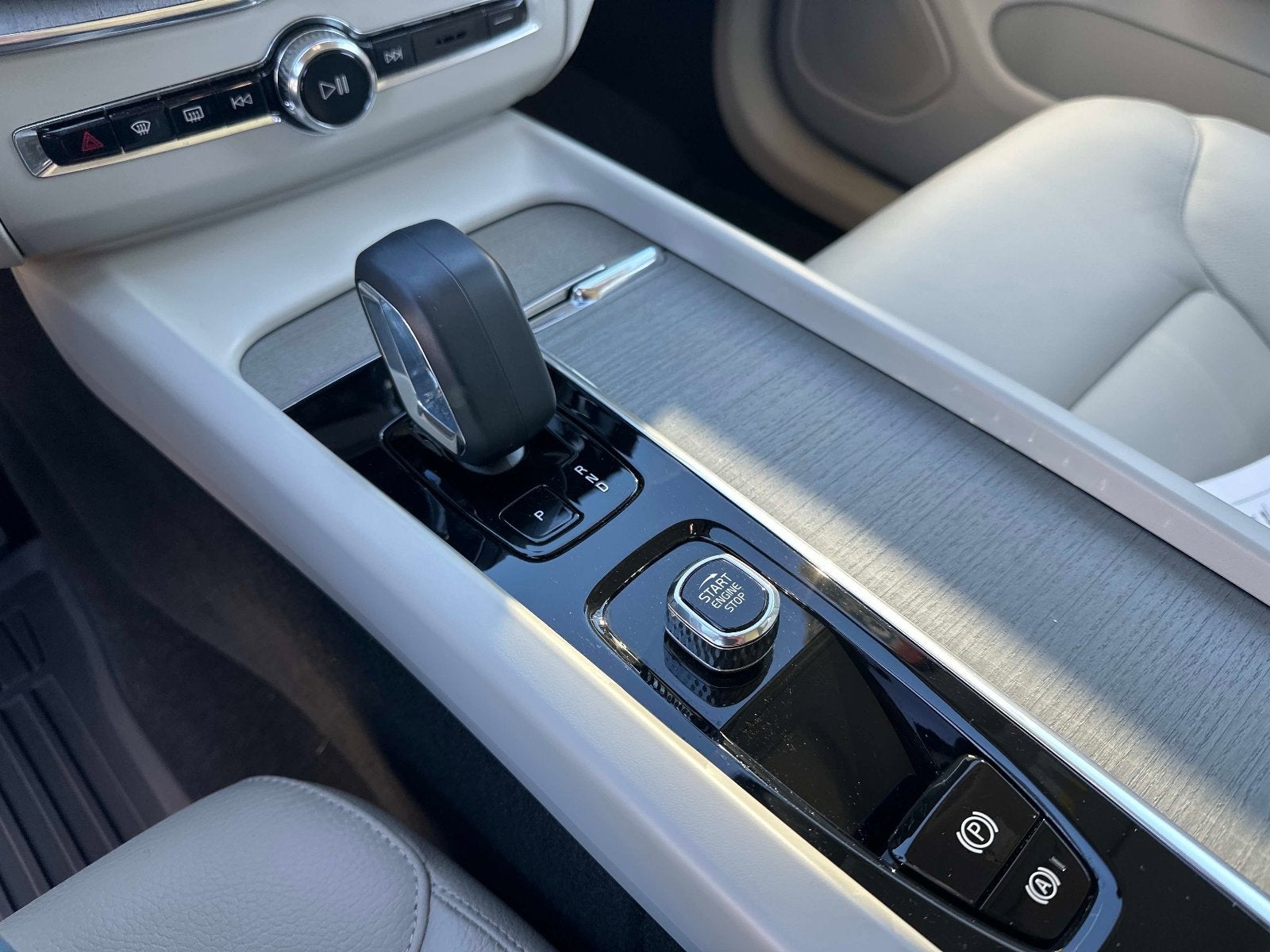 2023 Volvo XC60 Plus Dark Theme