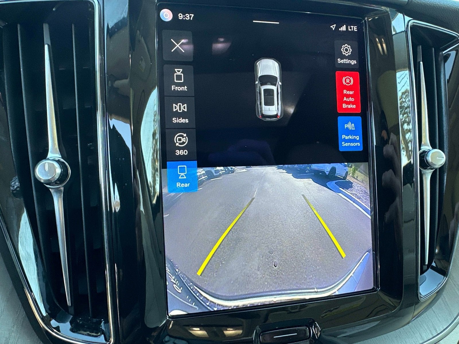 2023 Volvo XC60 Plus Dark Theme