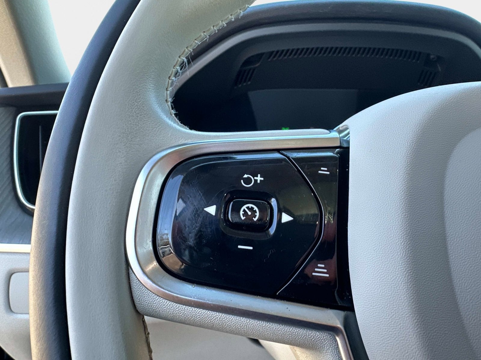 2023 Volvo XC60 Plus Dark Theme