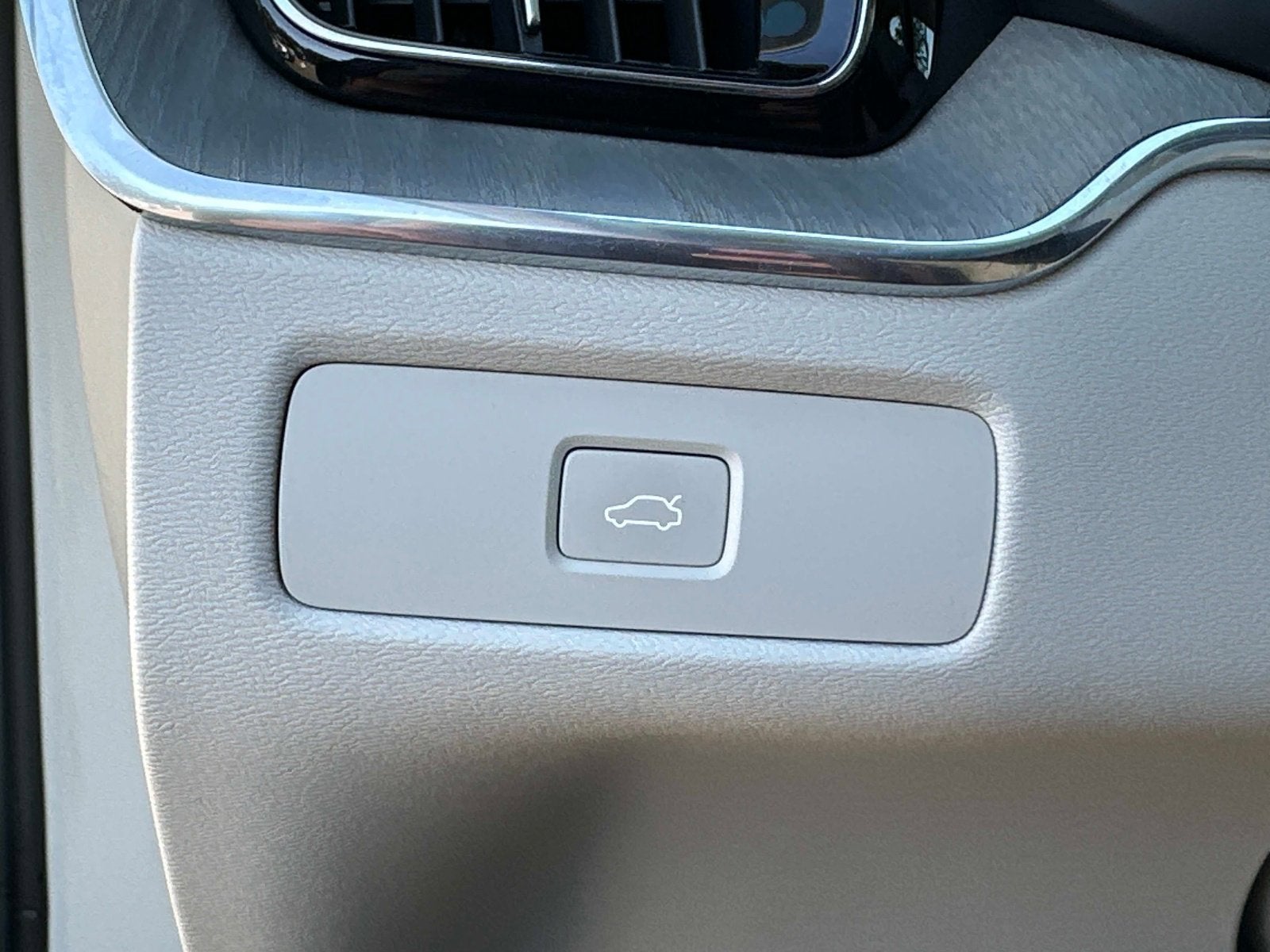 2023 Volvo XC60 Plus Dark Theme