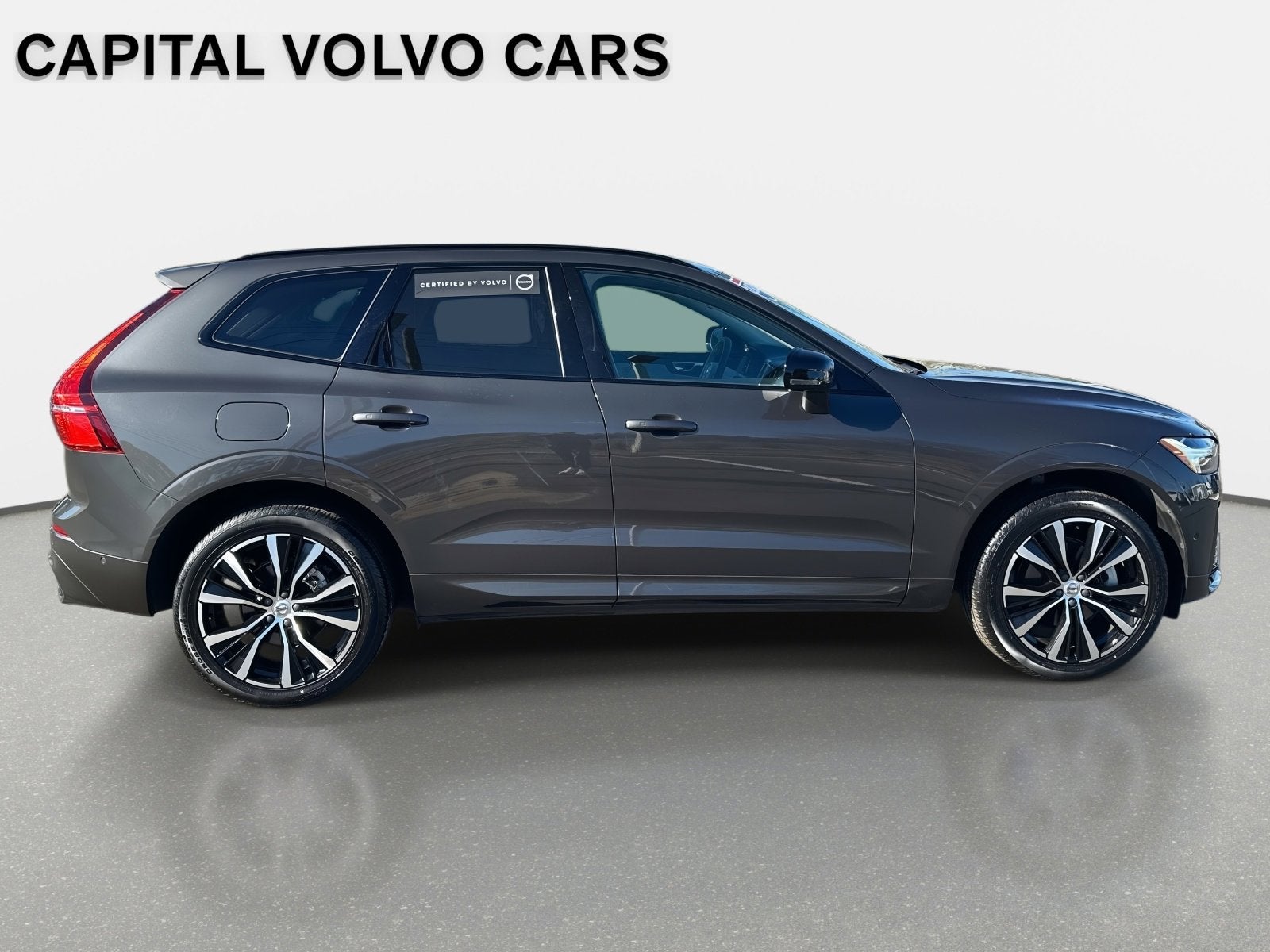 2023 Volvo XC60 Plus Dark Theme